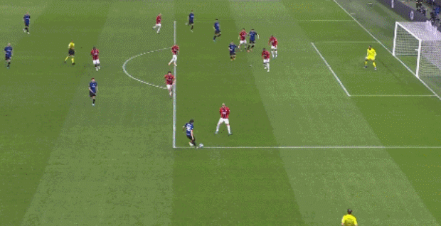 今晚，上海海港门将颜骏凌首发出场，迎来了他代表俱...