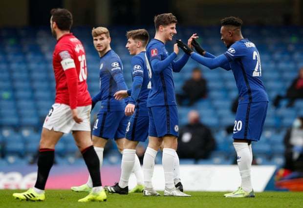 不和谐，太阳报：拜仁球迷在赛前与现场警察和安保发生冲突